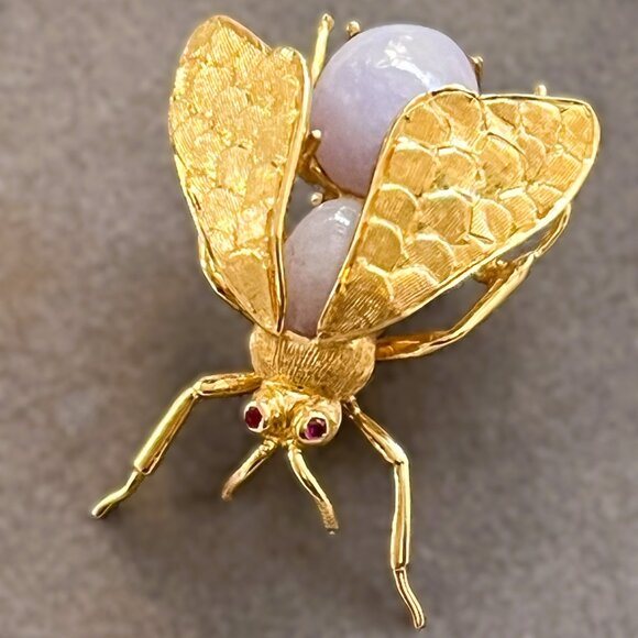 ✨Vintage 1950s Handmade 18K Gold Italian Bee Brooch | Lavender Jade & Ruby Eyes - Picture 2 of 13